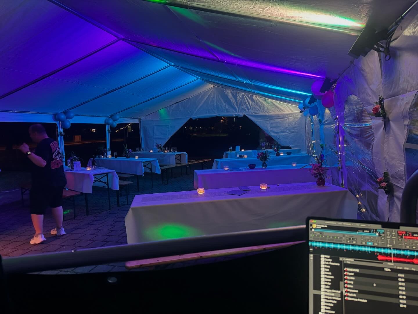 Festzelt mit farbiger Lichttechnik am Abend